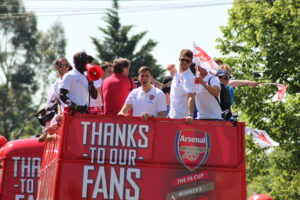 arsenal-players-celebrate-title-at-emira