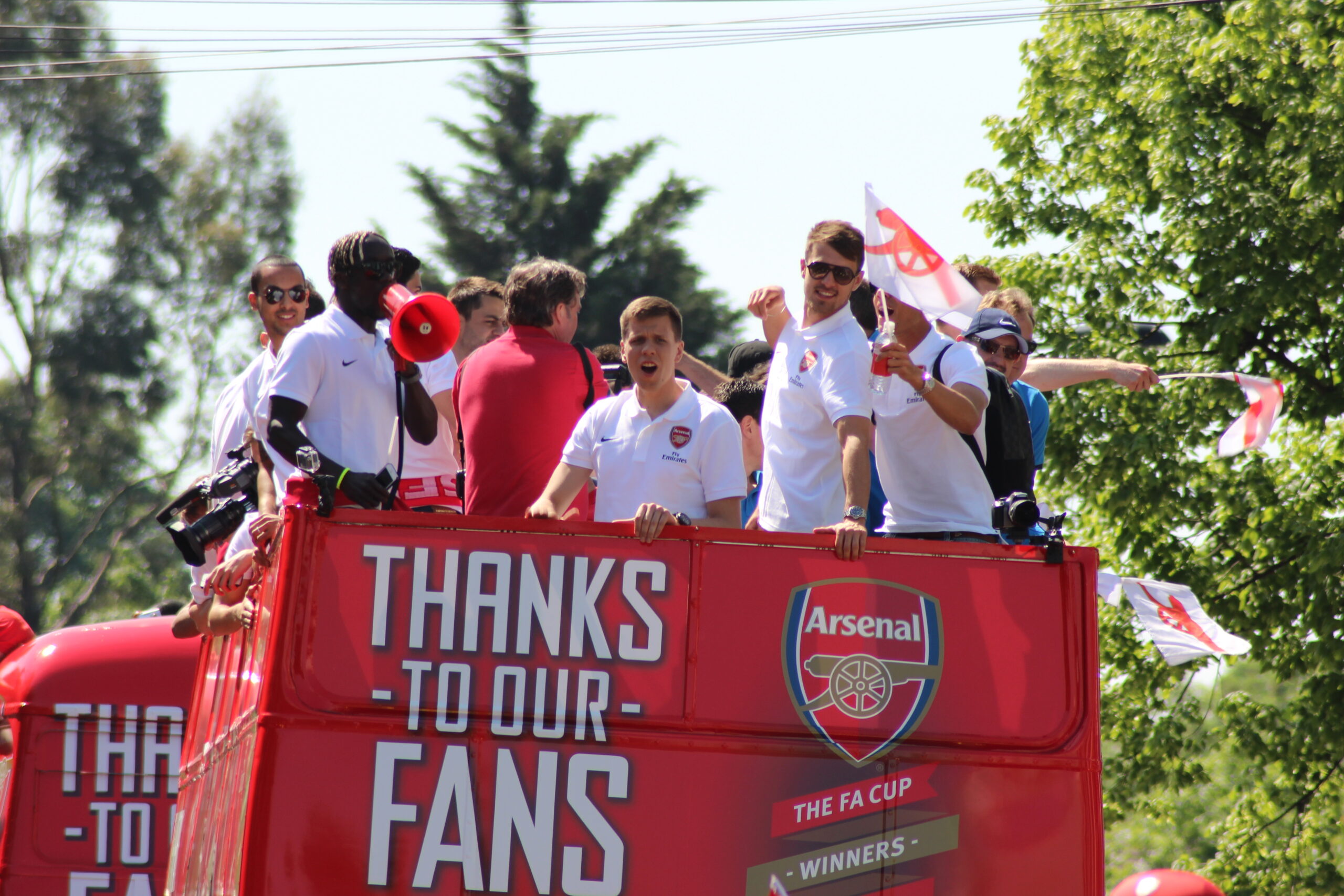arsenal-players-celebrate-title-at-emira